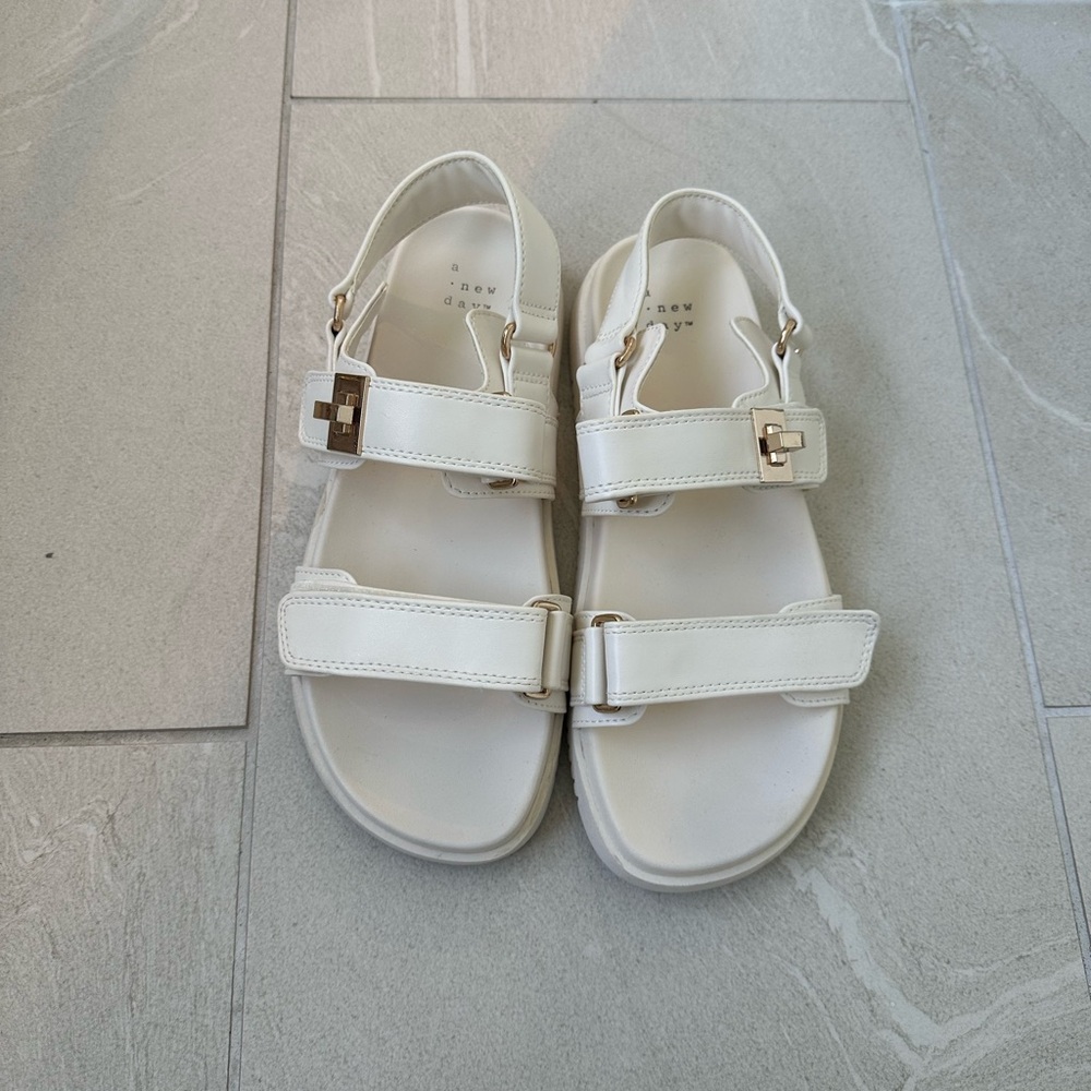 Size W7.5 Target White Sandals